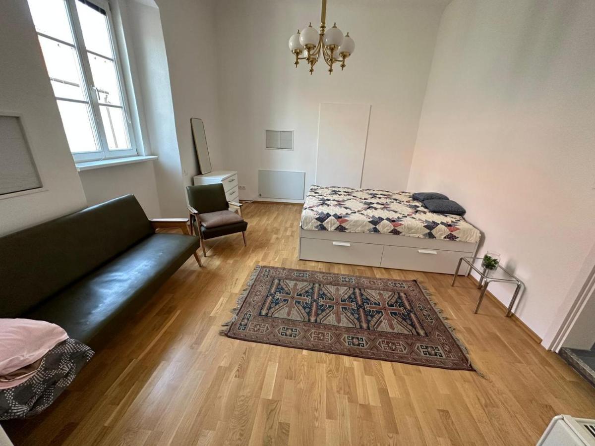 Central Plaza Great Apartment 4 Bedroom 3 Bathroom Bruckneudorf Bagian luar foto