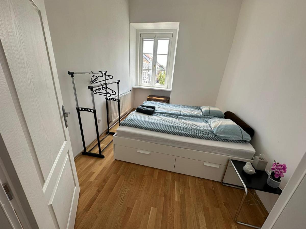 Central Plaza Great Apartment 4 Bedroom 3 Bathroom Bruckneudorf Bagian luar foto